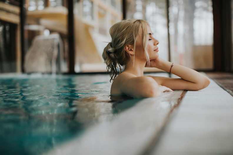 Junge Frau in einem Pool